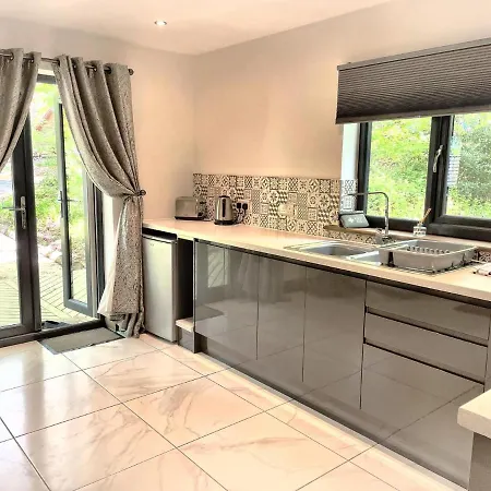 Bluestone-Hot Tub-Woodlandlodges-Pembrokeshire-Tenby Carmarthen Exterior photo