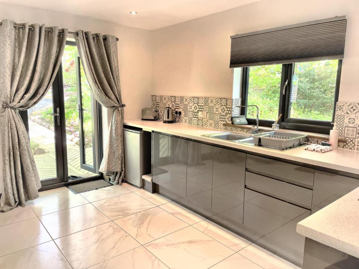 Bluestone-hot Tub-woodlandlodges-pembrokeshire-tenby *