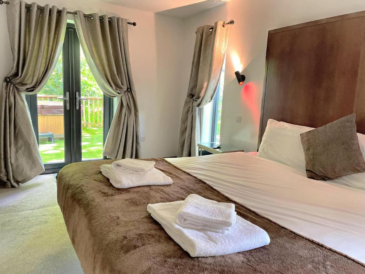 Bluestone-hot Tub-woodlandlodges-pembrokeshire-tenby